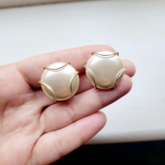 Vintage Faux Pearl Classic Pearl Screwback Clipon Earrings - Picture 4 of 8